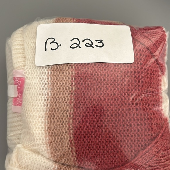 Pink Lily sweater. V neck. Long sleeve. Size L - Picture 8 of 8